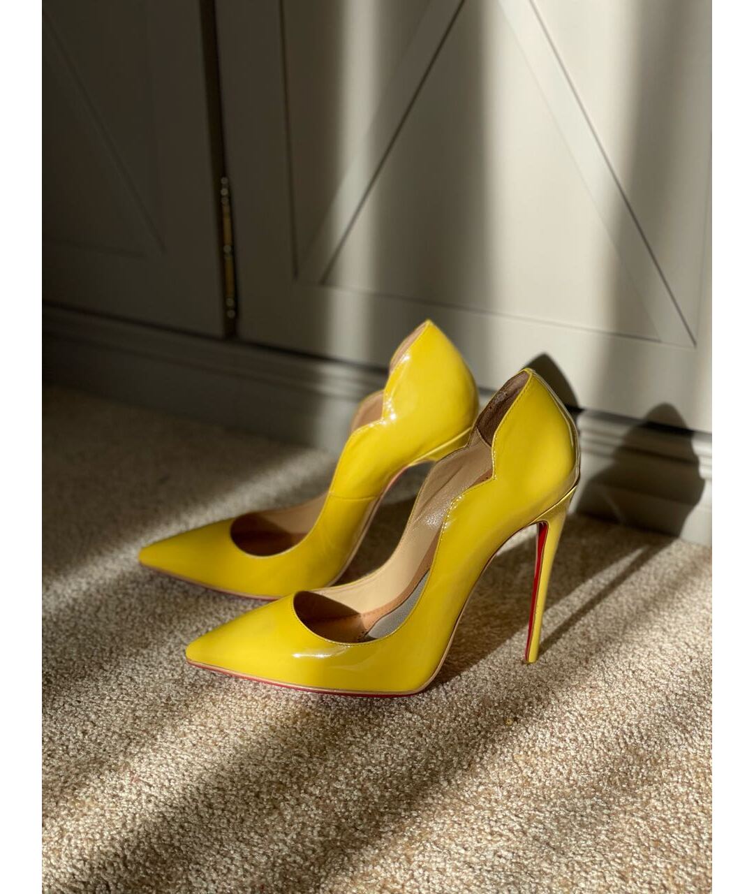 CHRISTIAN LOUBOUTIN Желтые туфли из лакированной кожи, фото 7