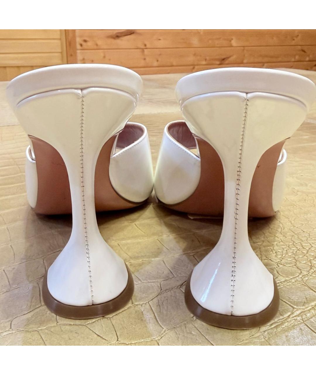 Amina Muaddi Белые босоножки из лакированной кожи, фото 4