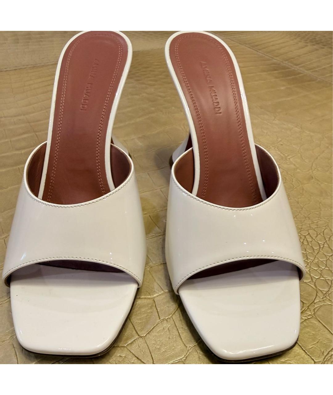 Amina Muaddi Белые босоножки из лакированной кожи, фото 3