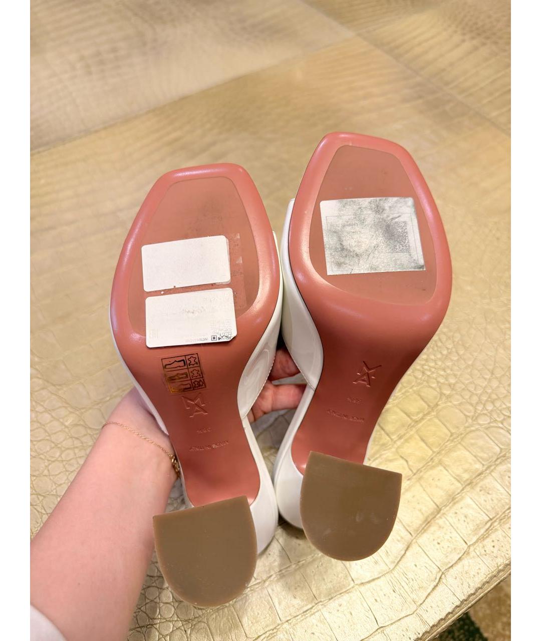 Amina Muaddi Белые босоножки из лакированной кожи, фото 5