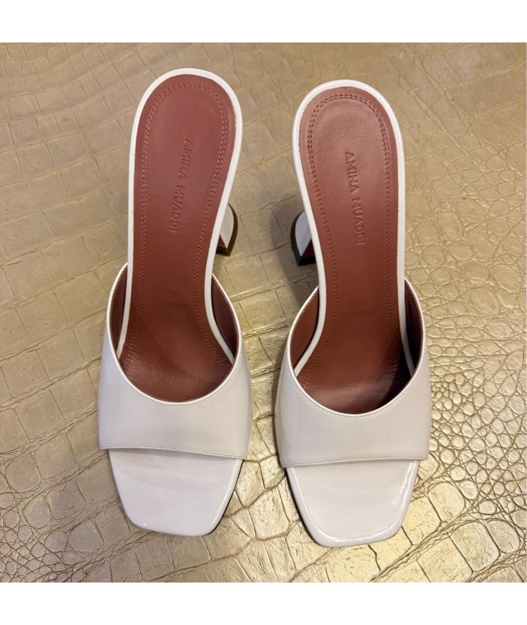 Amina Muaddi Белые босоножки из лакированной кожи, фото 2