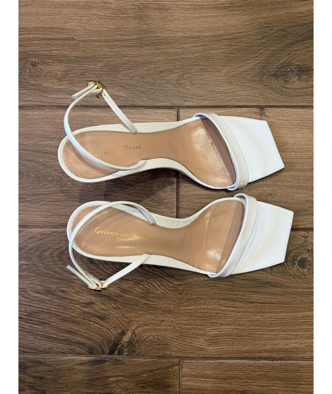 GIANVITO ROSSI Белые босоножки из лакированной кожи, фото 2