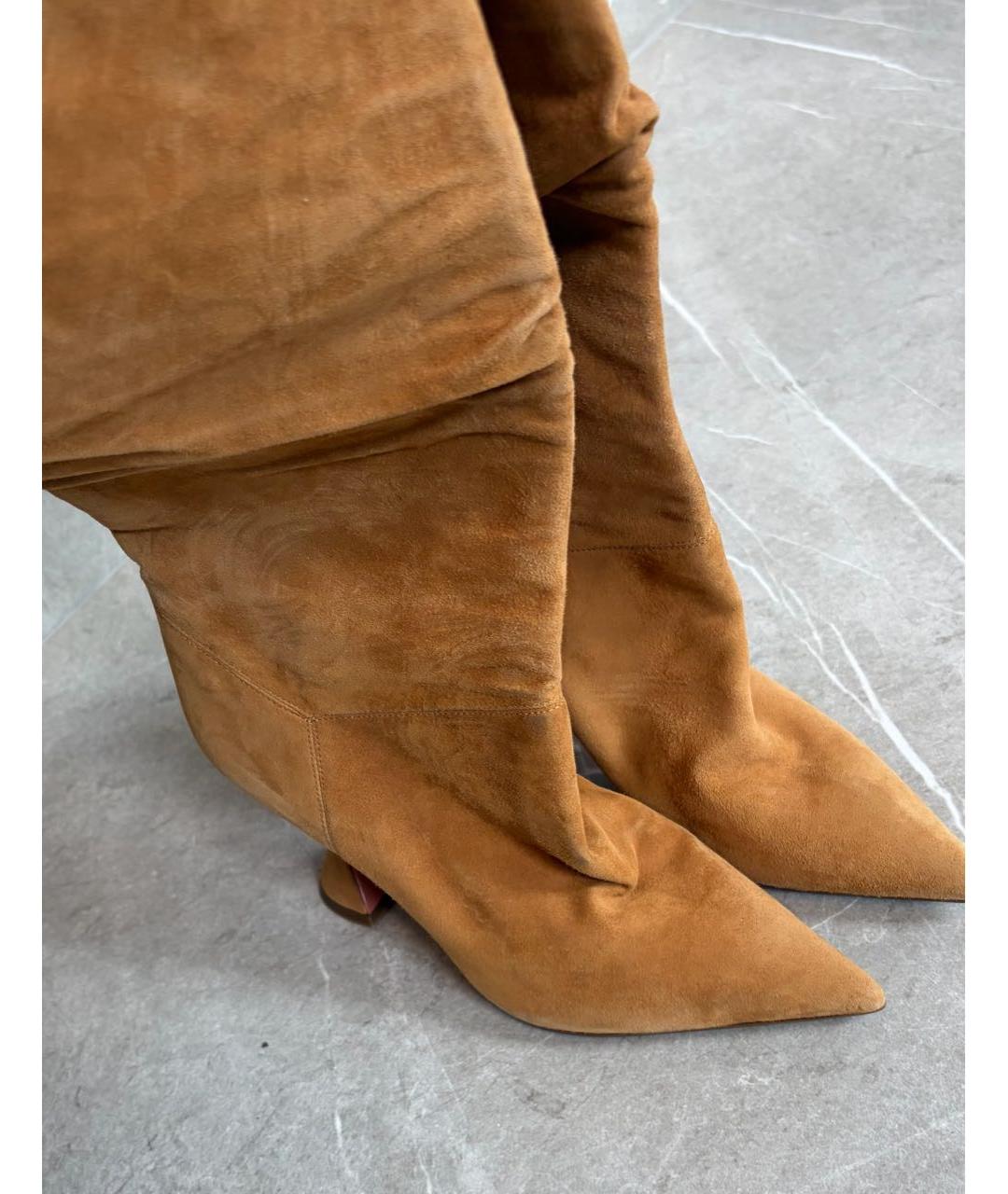 Amina Muaddi Коричневые замшевые ботфорты, фото 3