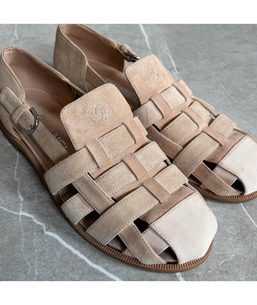 CHANEL Бежевые замшевые сандалии, фото 2