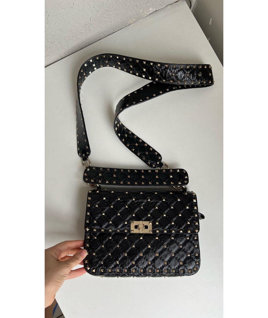 VALENTINO Черная сумка с короткими ручками из лакированной кожи, фото 9