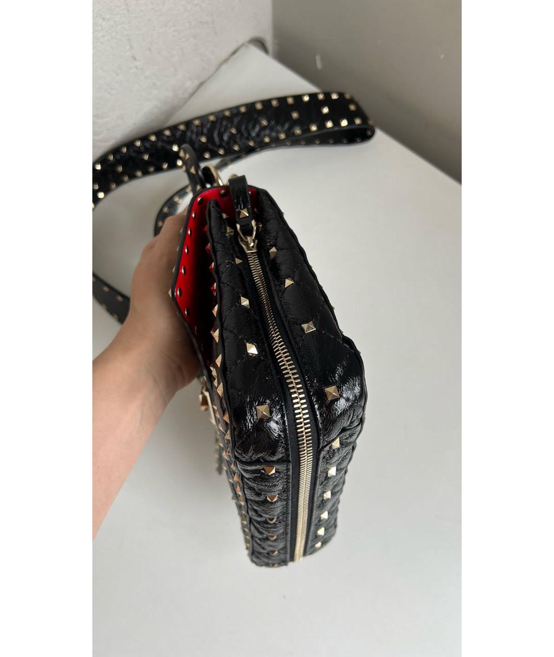 VALENTINO Черная сумка с короткими ручками из лакированной кожи, фото 4