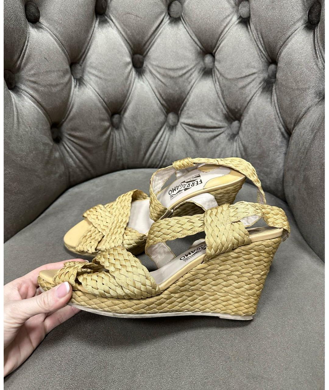 FERRAGAMO Бежевые текстильные босоножки, фото 3