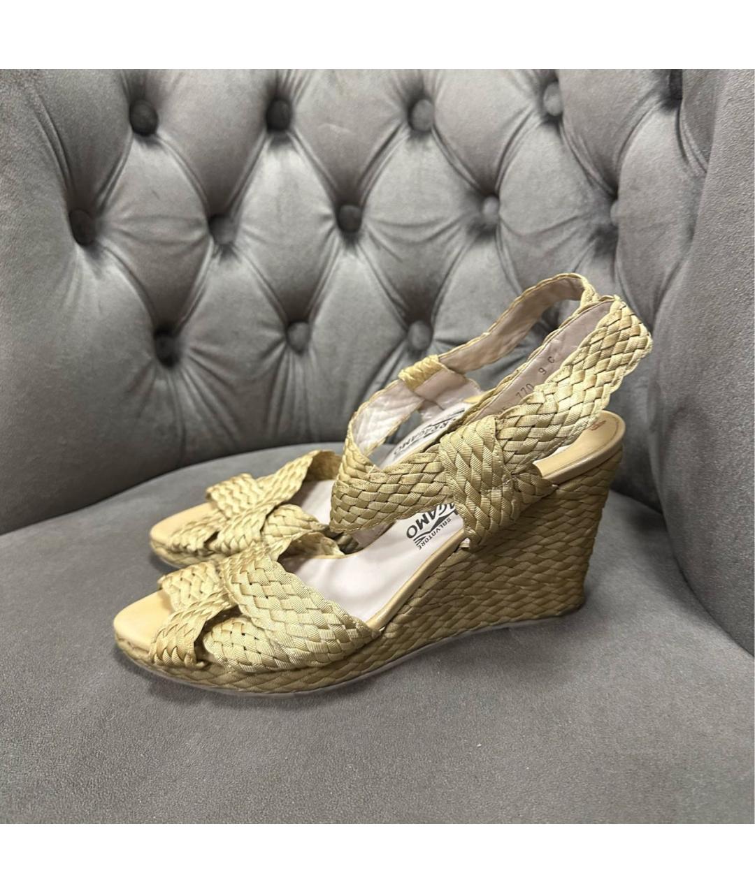 FERRAGAMO Бежевые текстильные босоножки, фото 2