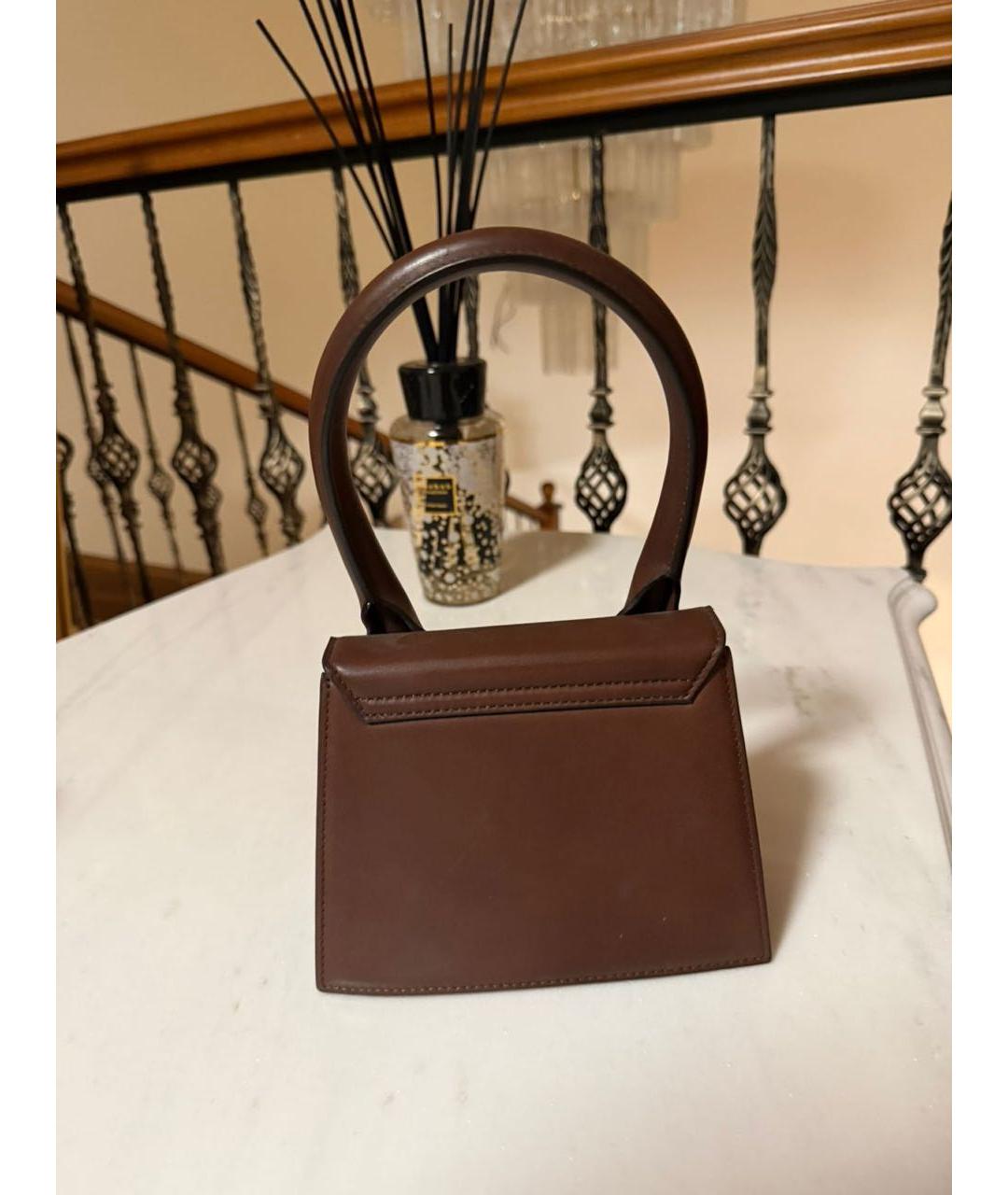 JACQUEMUS Коричневая кожаная сумка с короткими ручками, фото 5