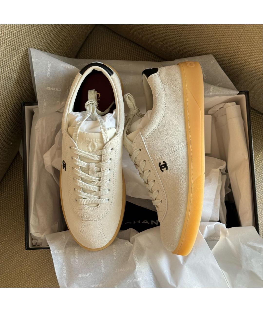 CHANEL Белые замшевые кеды, фото 3