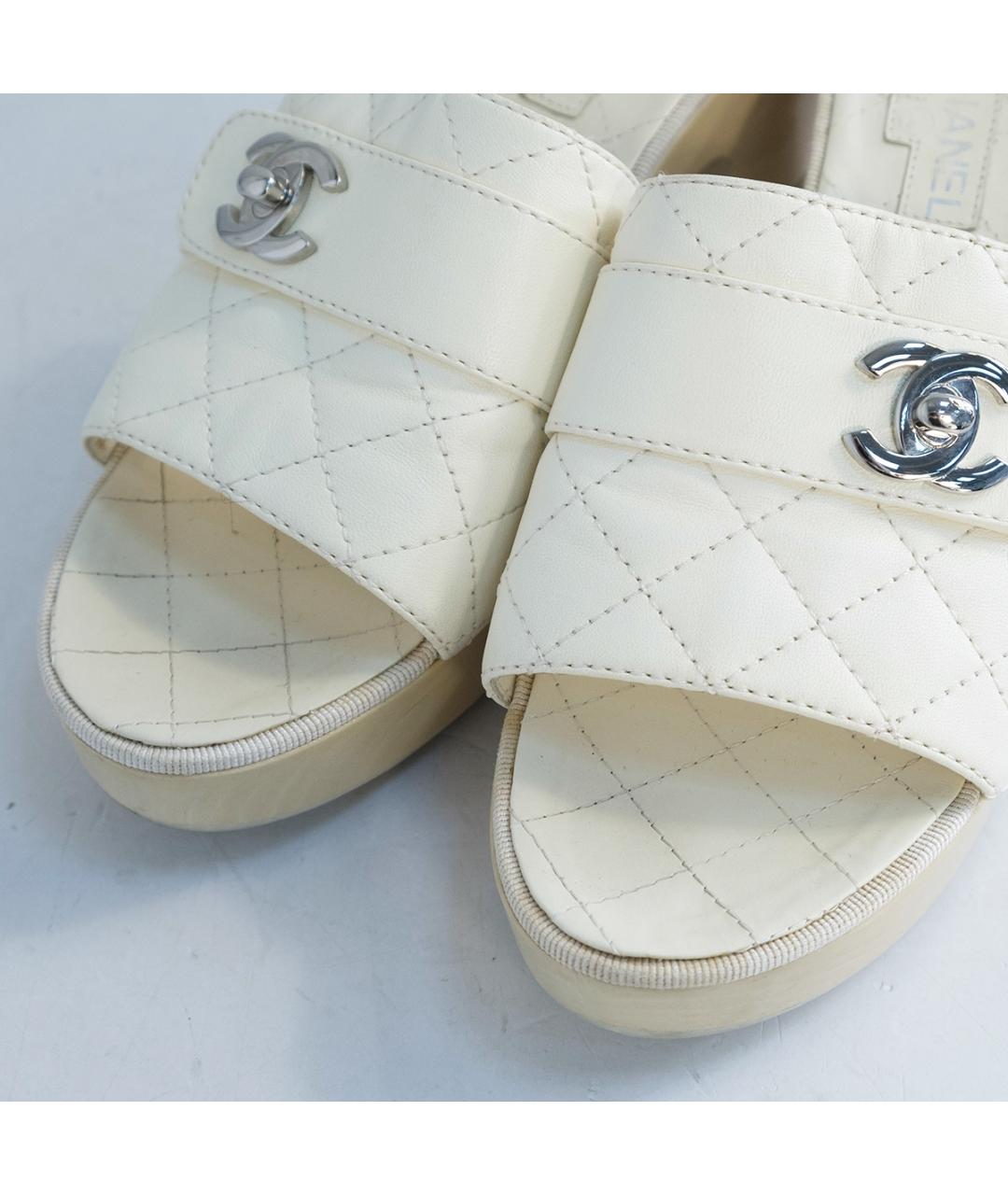 CHANEL Белые кожаные мюли, фото 3