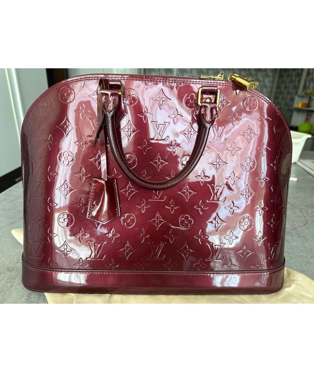 LOUIS VUITTON Бордовая сумка с короткими ручками из лакированной кожи, фото 7