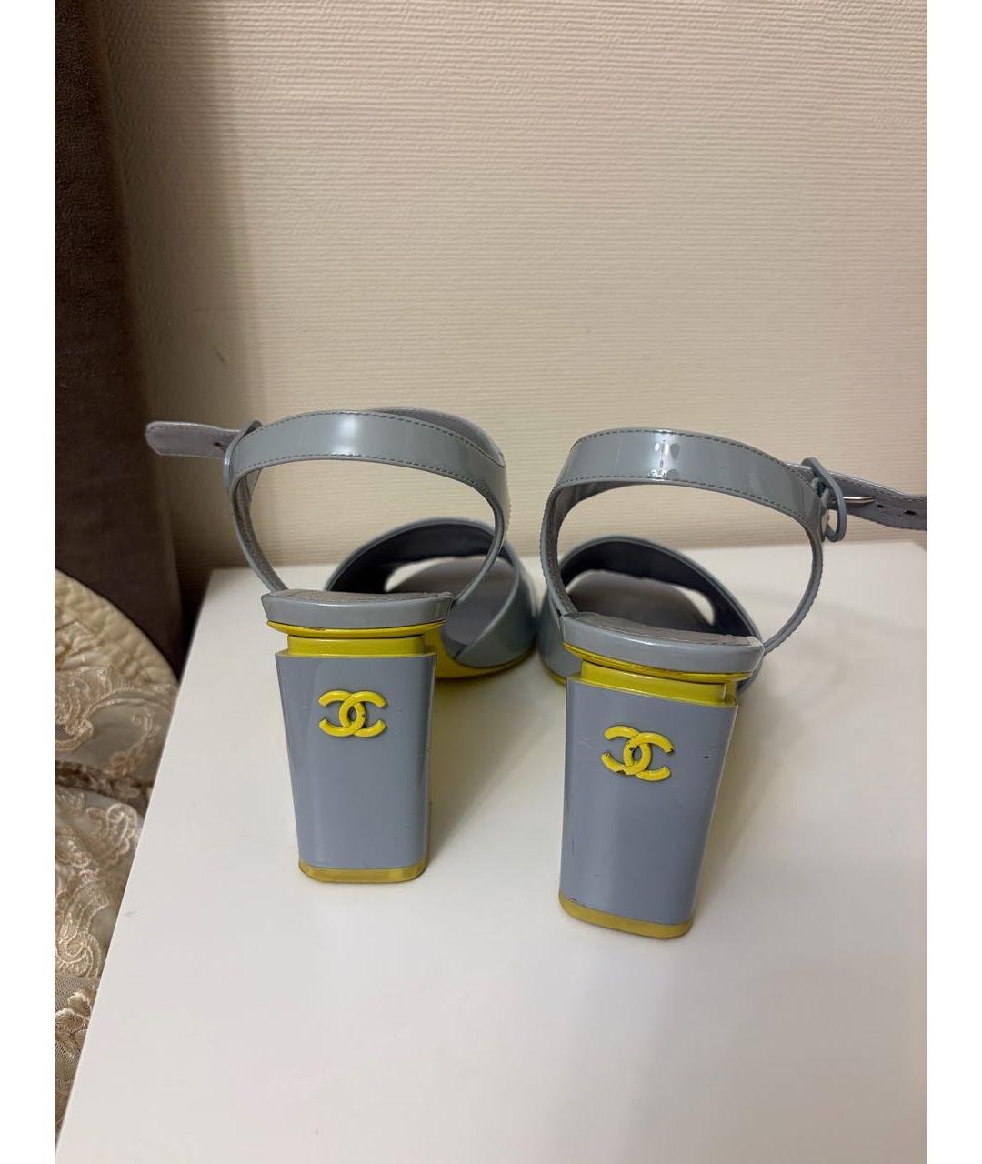 CHANEL Голубые босоножки из лакированной кожи, фото 3