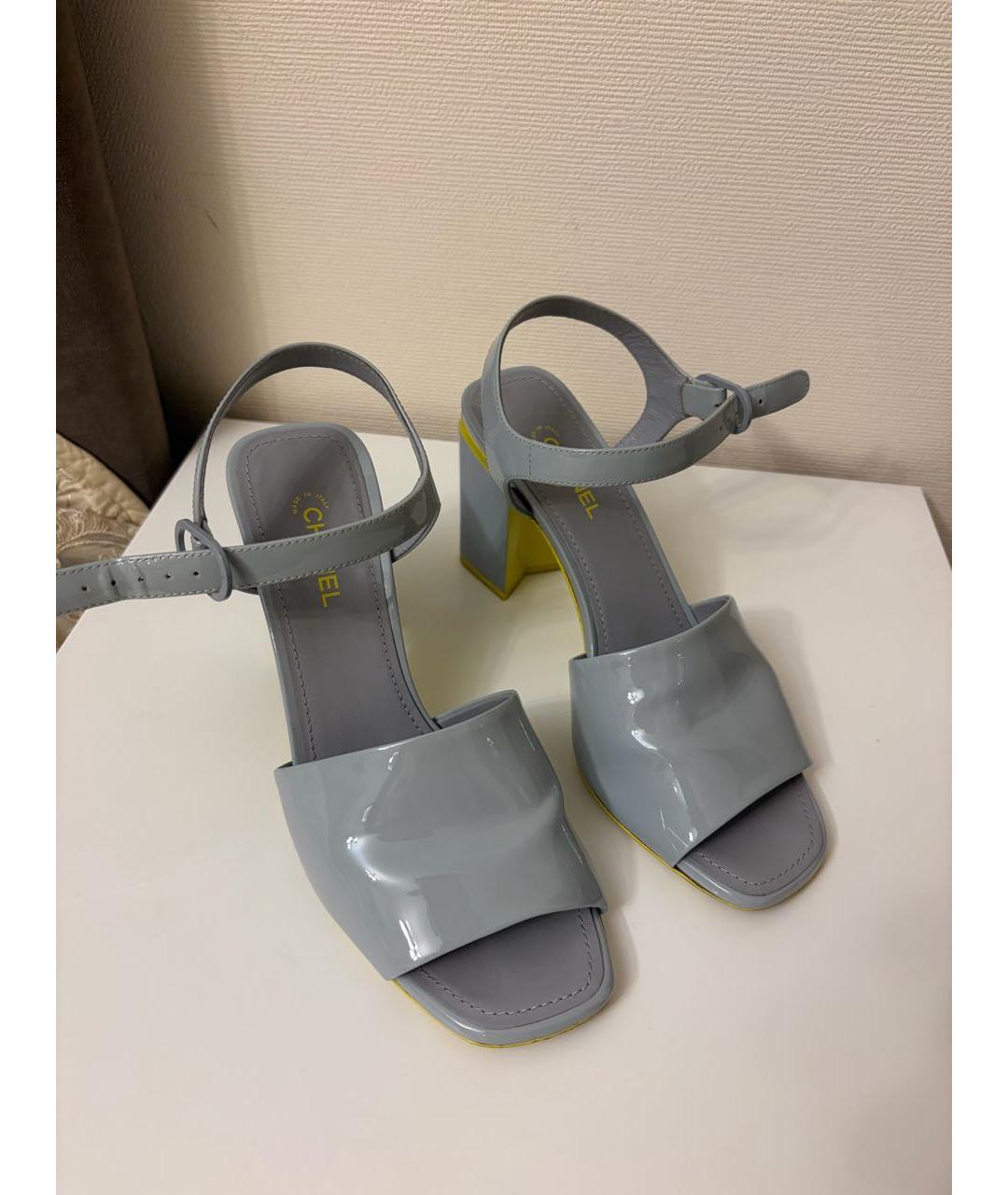 CHANEL Голубые босоножки из лакированной кожи, фото 8