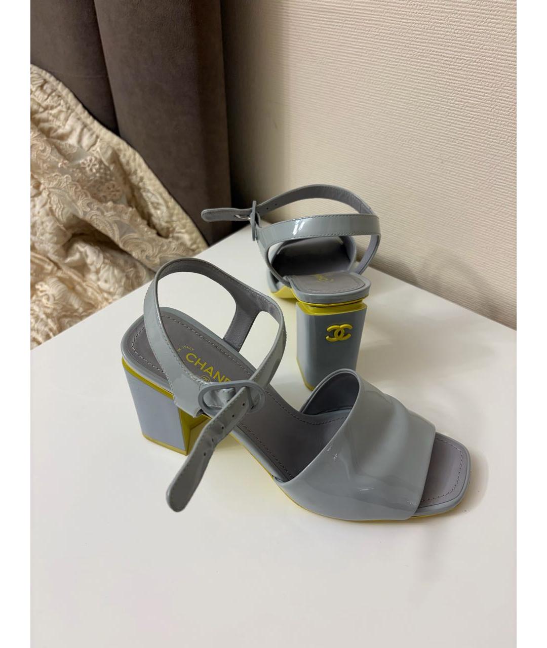CHANEL Голубые босоножки из лакированной кожи, фото 2