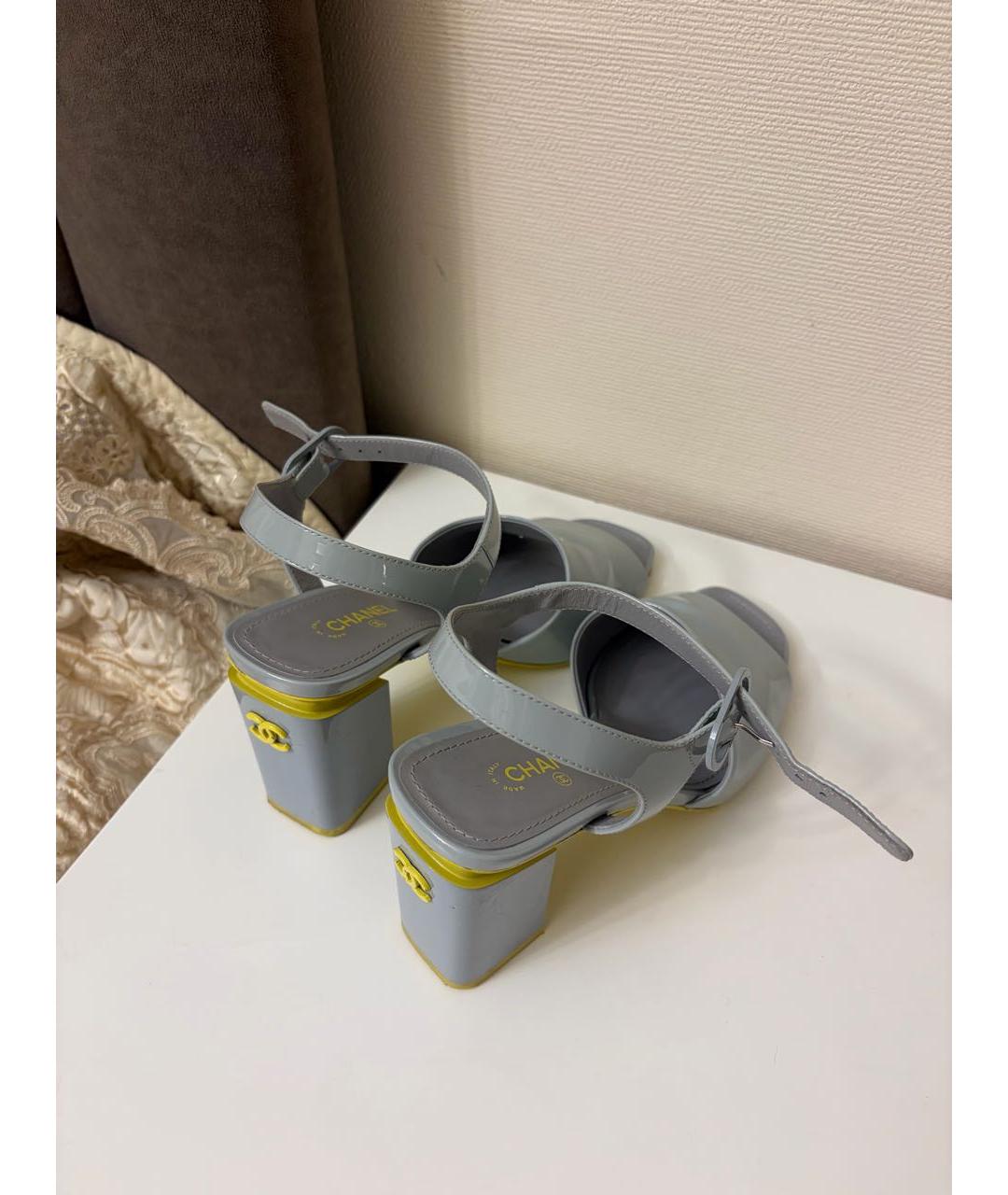 CHANEL Голубые босоножки из лакированной кожи, фото 4