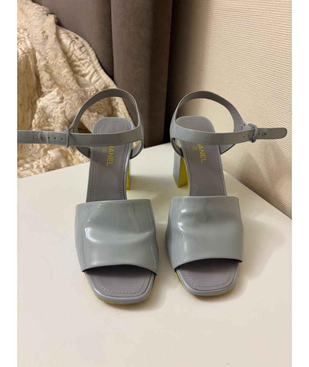 CHANEL Голубые босоножки из лакированной кожи, фото 6