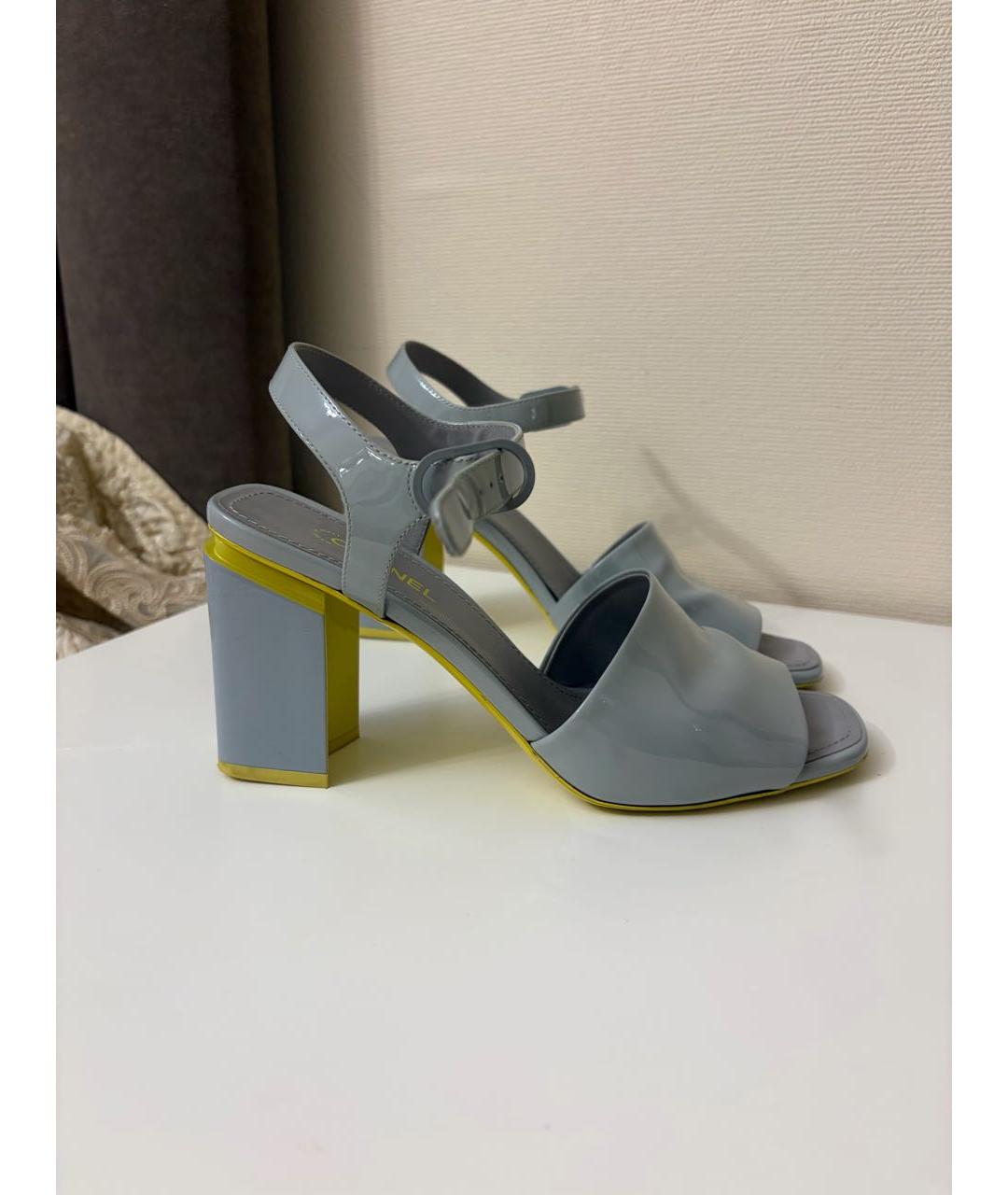 CHANEL Голубые босоножки из лакированной кожи, фото 9