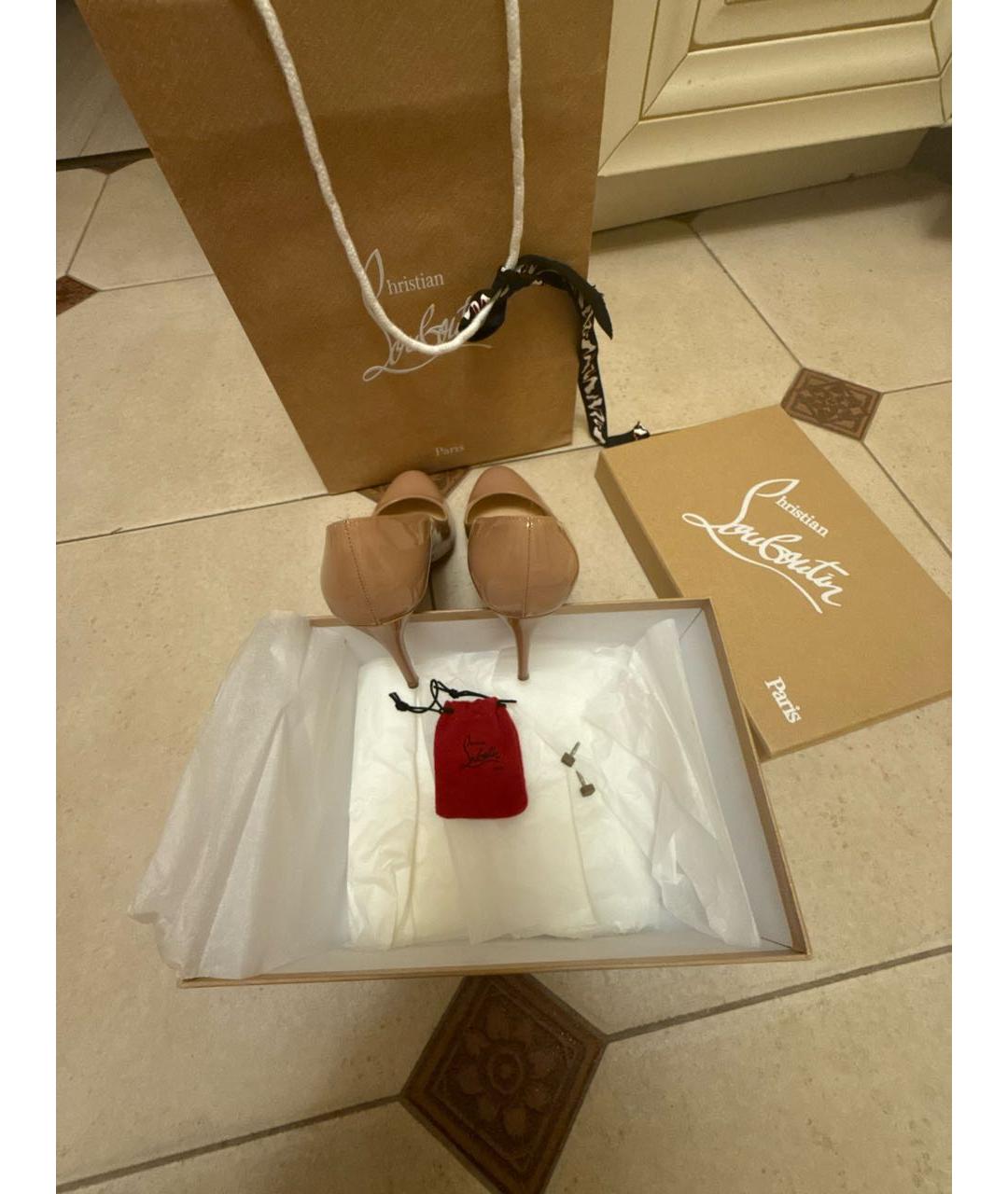 CHRISTIAN LOUBOUTIN Бежевые туфли из лакированной кожи, фото 5
