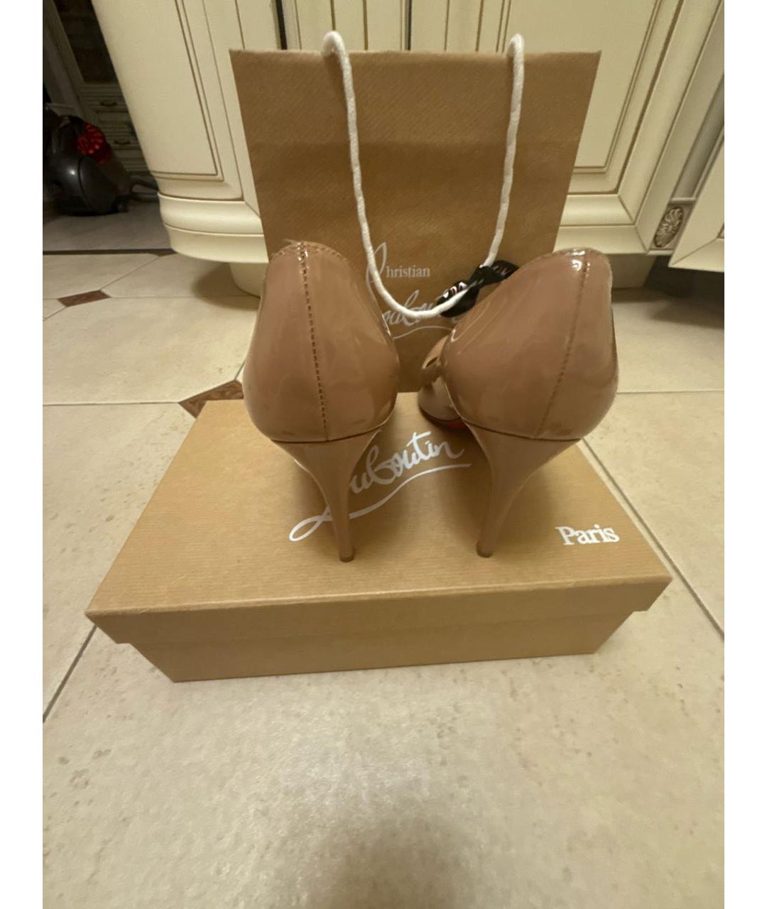 CHRISTIAN LOUBOUTIN Бежевые туфли из лакированной кожи, фото 4