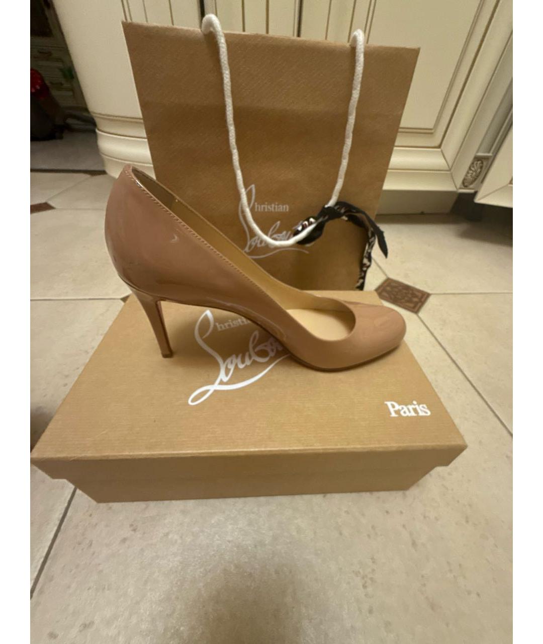 CHRISTIAN LOUBOUTIN Бежевые туфли из лакированной кожи, фото 9