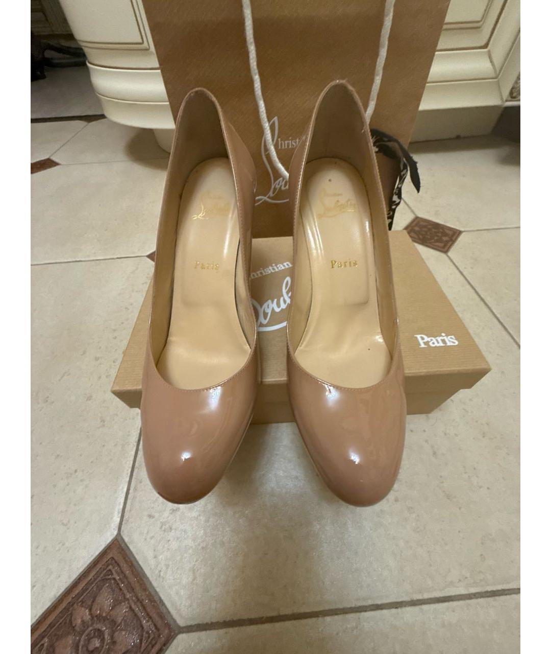 CHRISTIAN LOUBOUTIN Бежевые туфли из лакированной кожи, фото 2