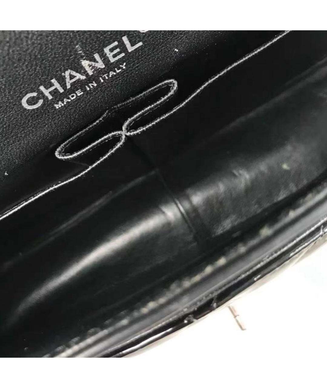 CHANEL Черная сумка через плечо из лакированной кожи, фото 5