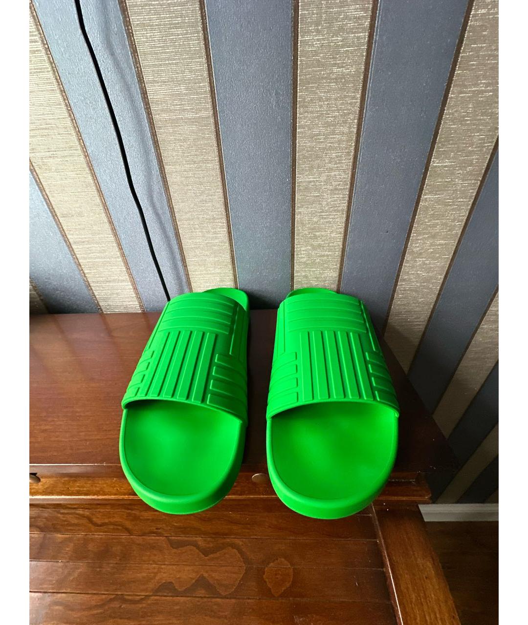 BOTTEGA VENETA Зеленые резиновые шлепанцы, фото 2