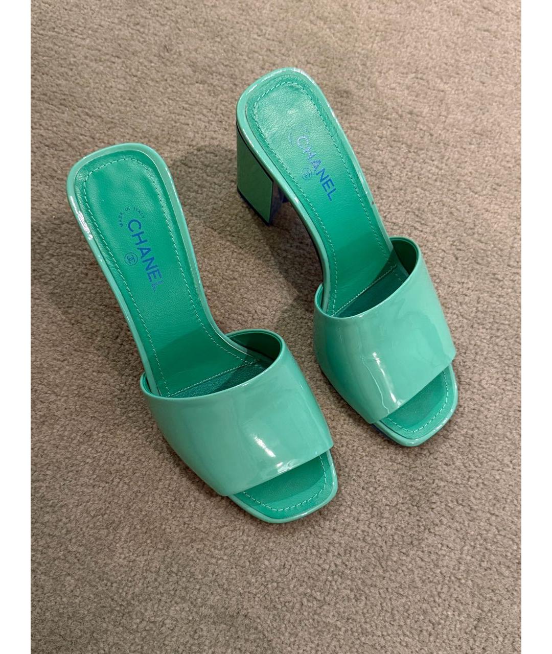 CHANEL Зеленые мюли из лакированной кожи, фото 5