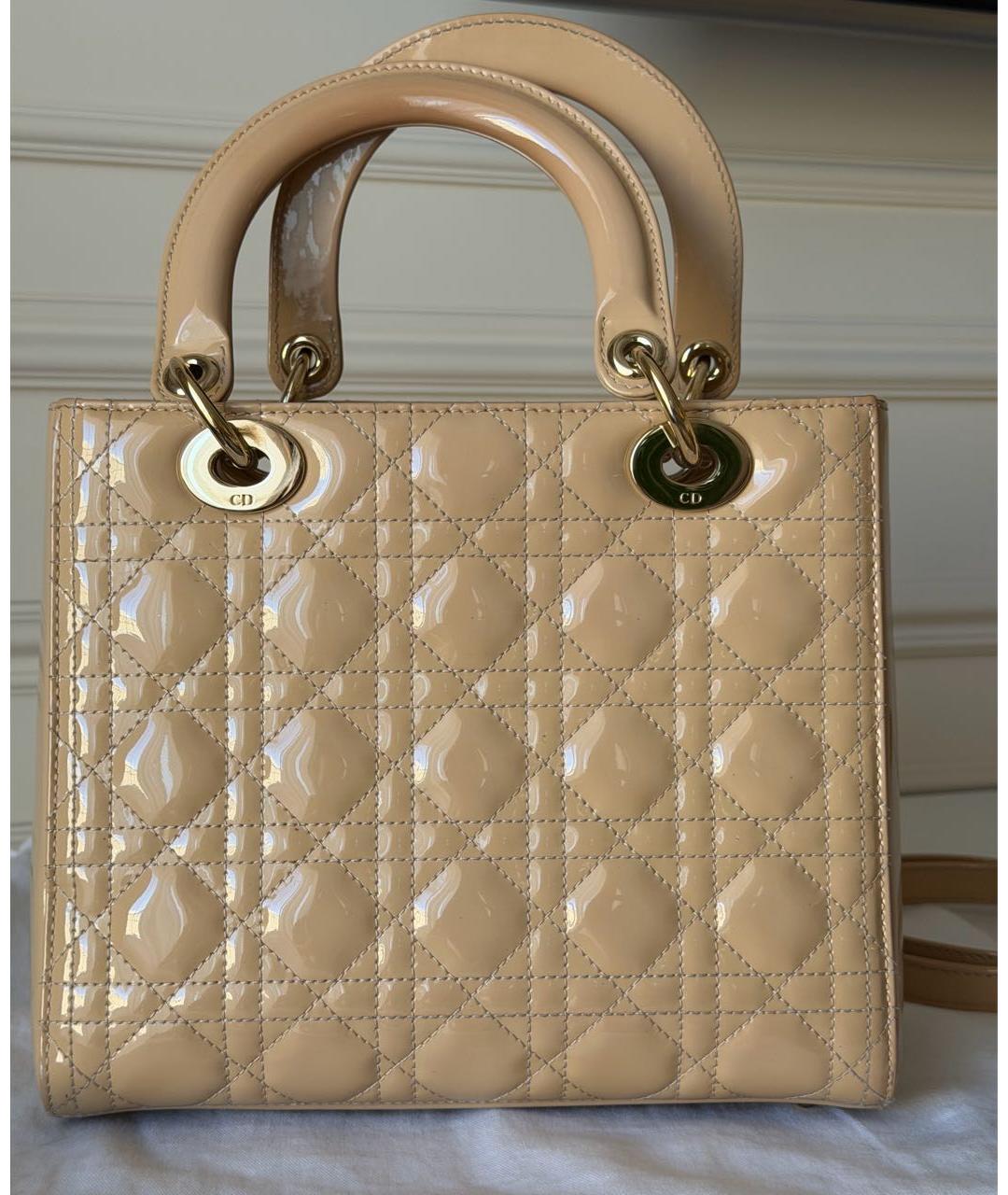 CHRISTIAN DIOR Бежевая сумка с короткими ручками из лакированной кожи, фото 3