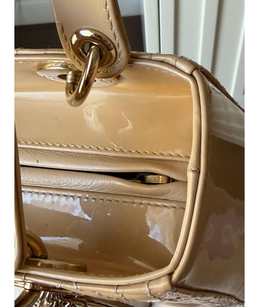 CHRISTIAN DIOR Бежевая сумка с короткими ручками из лакированной кожи, фото 8