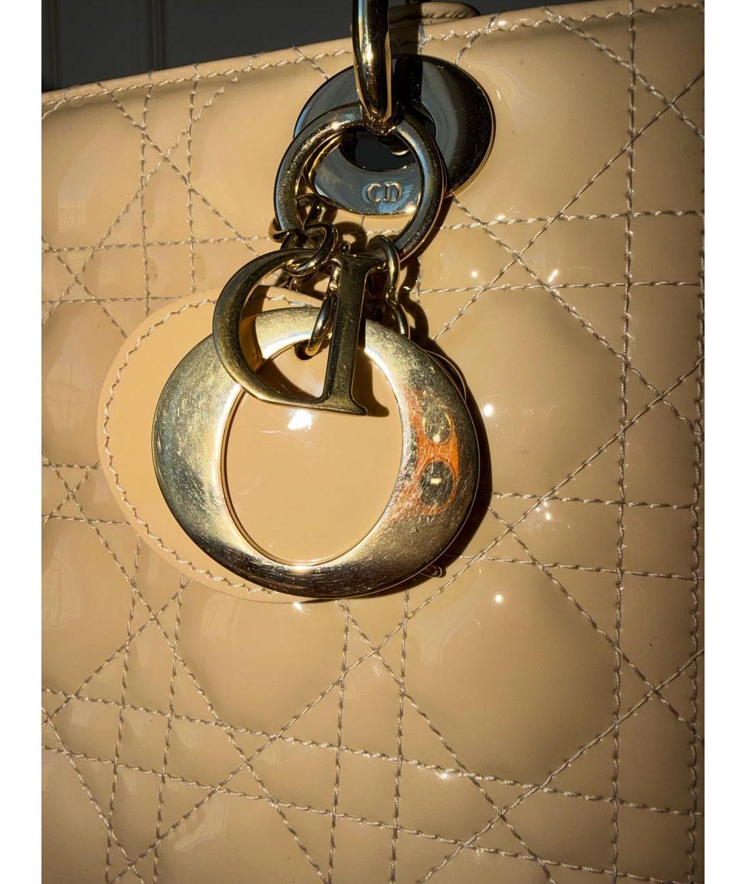 CHRISTIAN DIOR Бежевая сумка с короткими ручками из лакированной кожи, фото 6