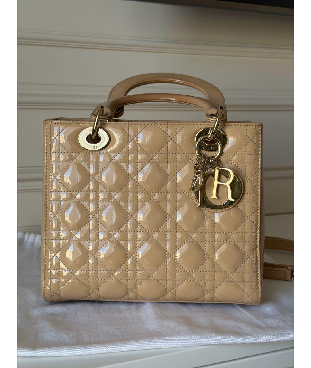 CHRISTIAN DIOR Бежевая сумка с короткими ручками из лакированной кожи, фото 9