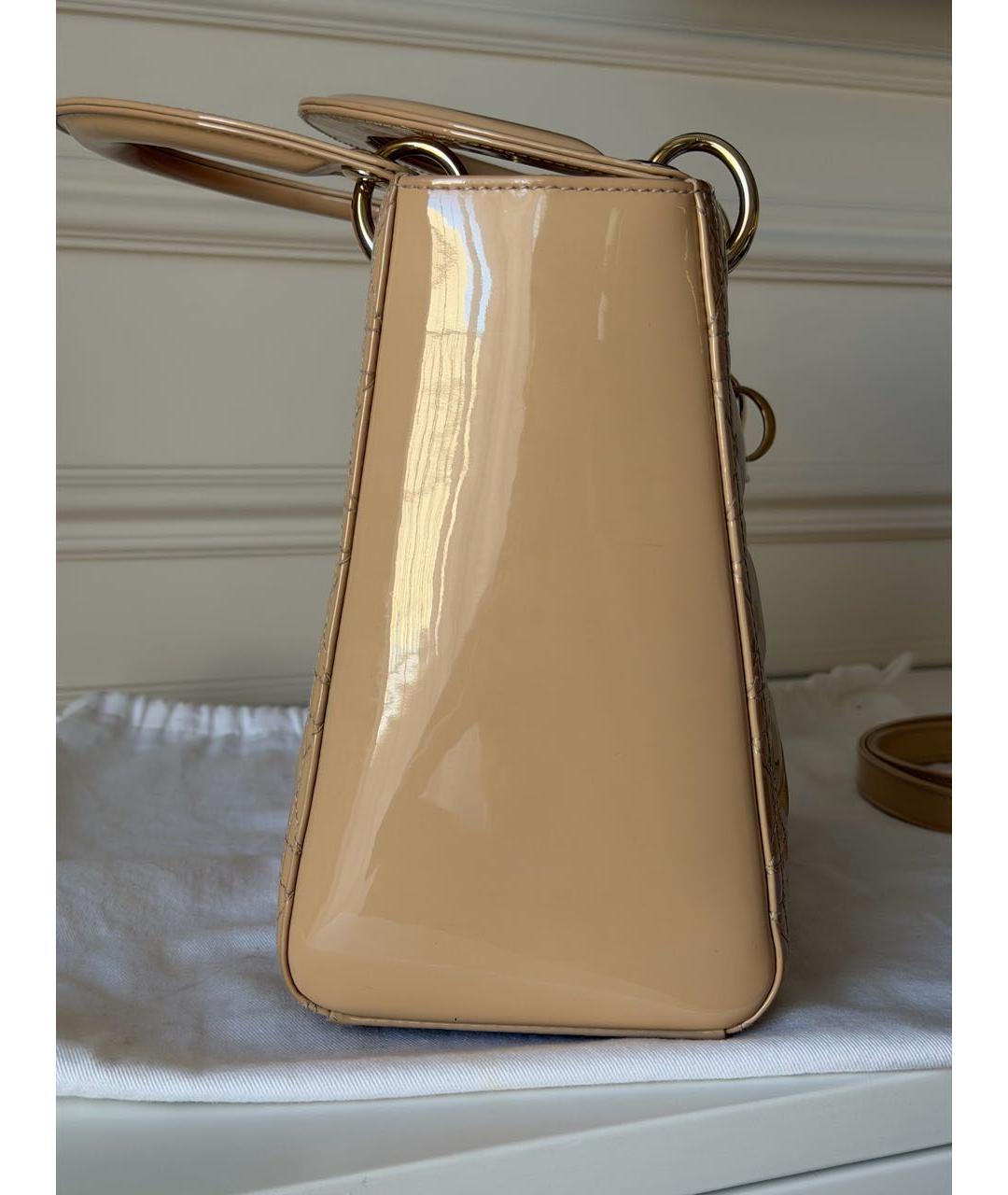 CHRISTIAN DIOR Бежевая сумка с короткими ручками из лакированной кожи, фото 2
