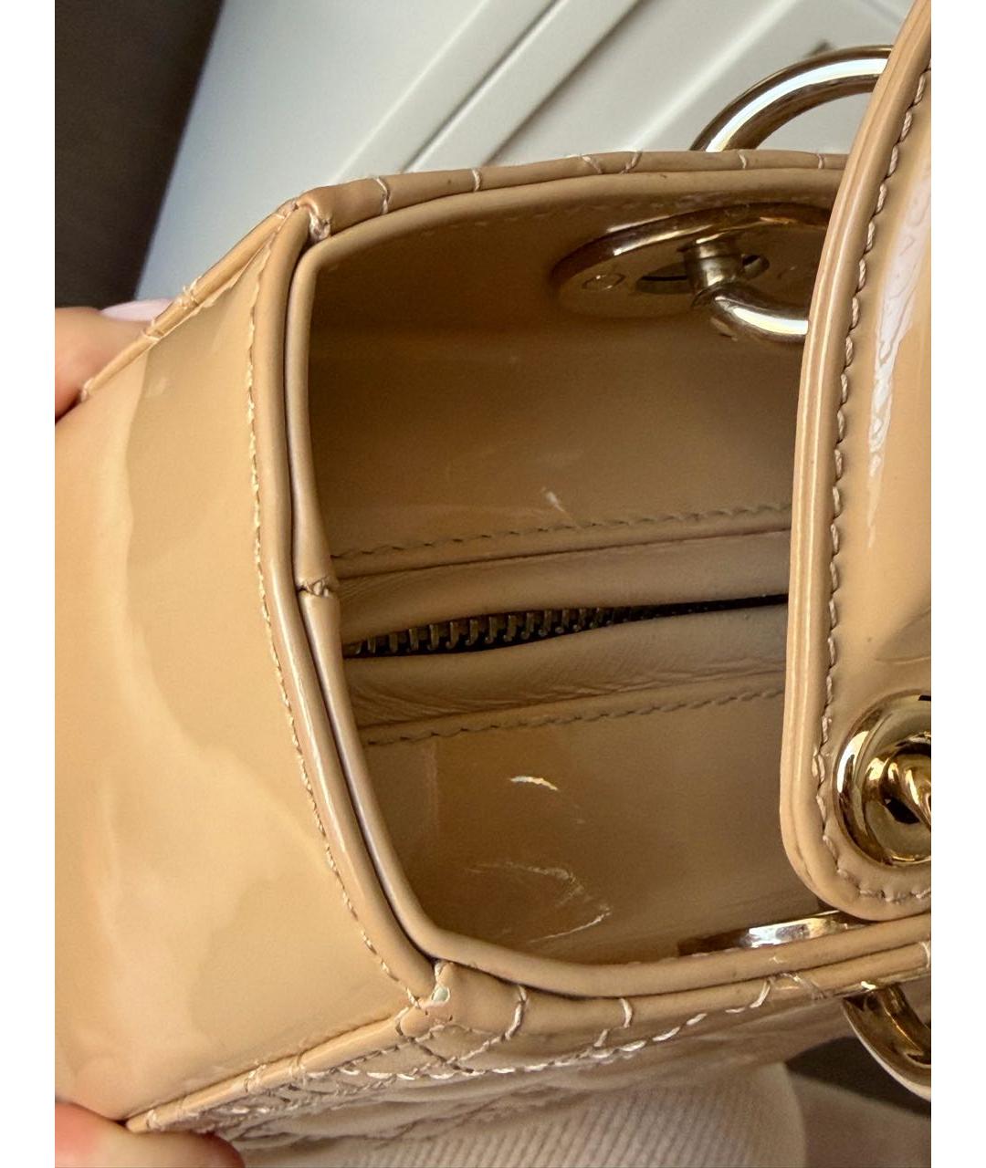 CHRISTIAN DIOR Бежевая сумка с короткими ручками из лакированной кожи, фото 7