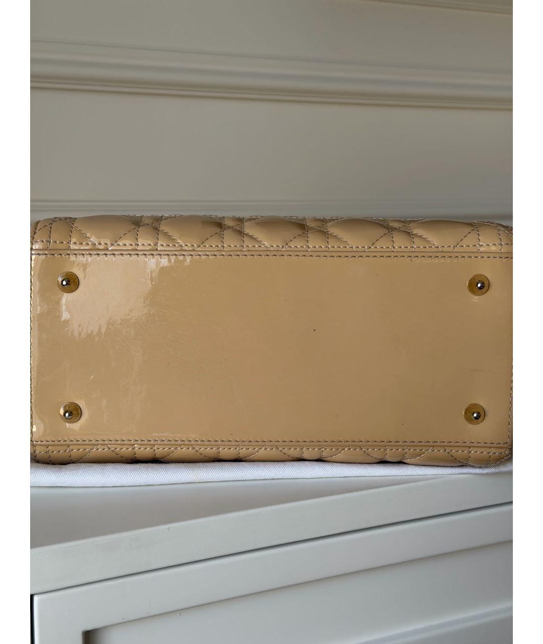 CHRISTIAN DIOR Бежевая сумка с короткими ручками из лакированной кожи, фото 5