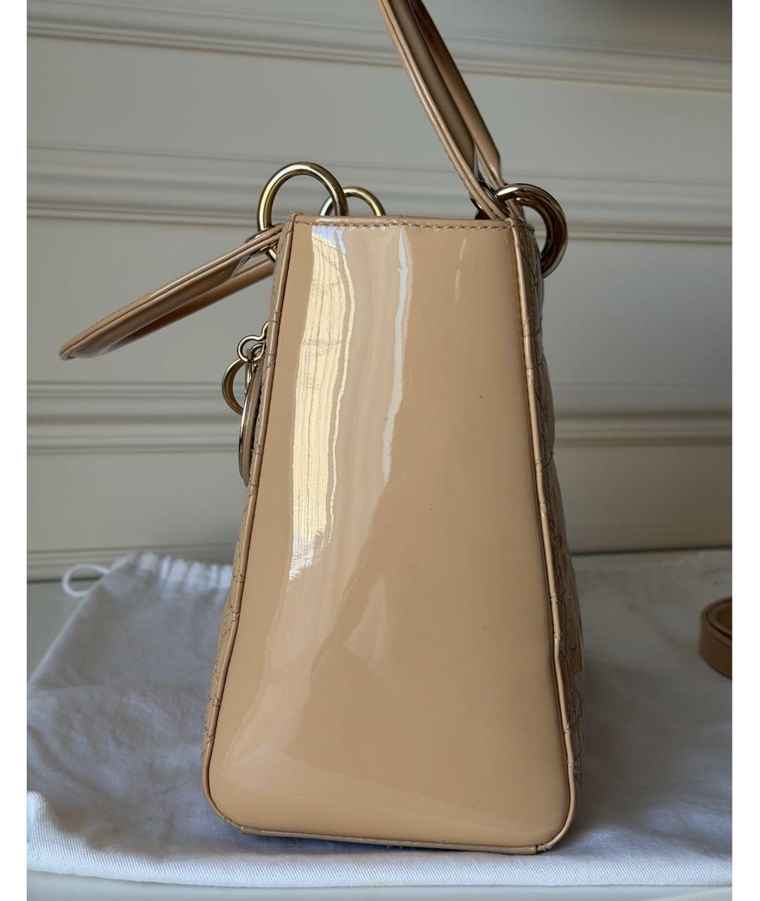 CHRISTIAN DIOR Бежевая сумка с короткими ручками из лакированной кожи, фото 4
