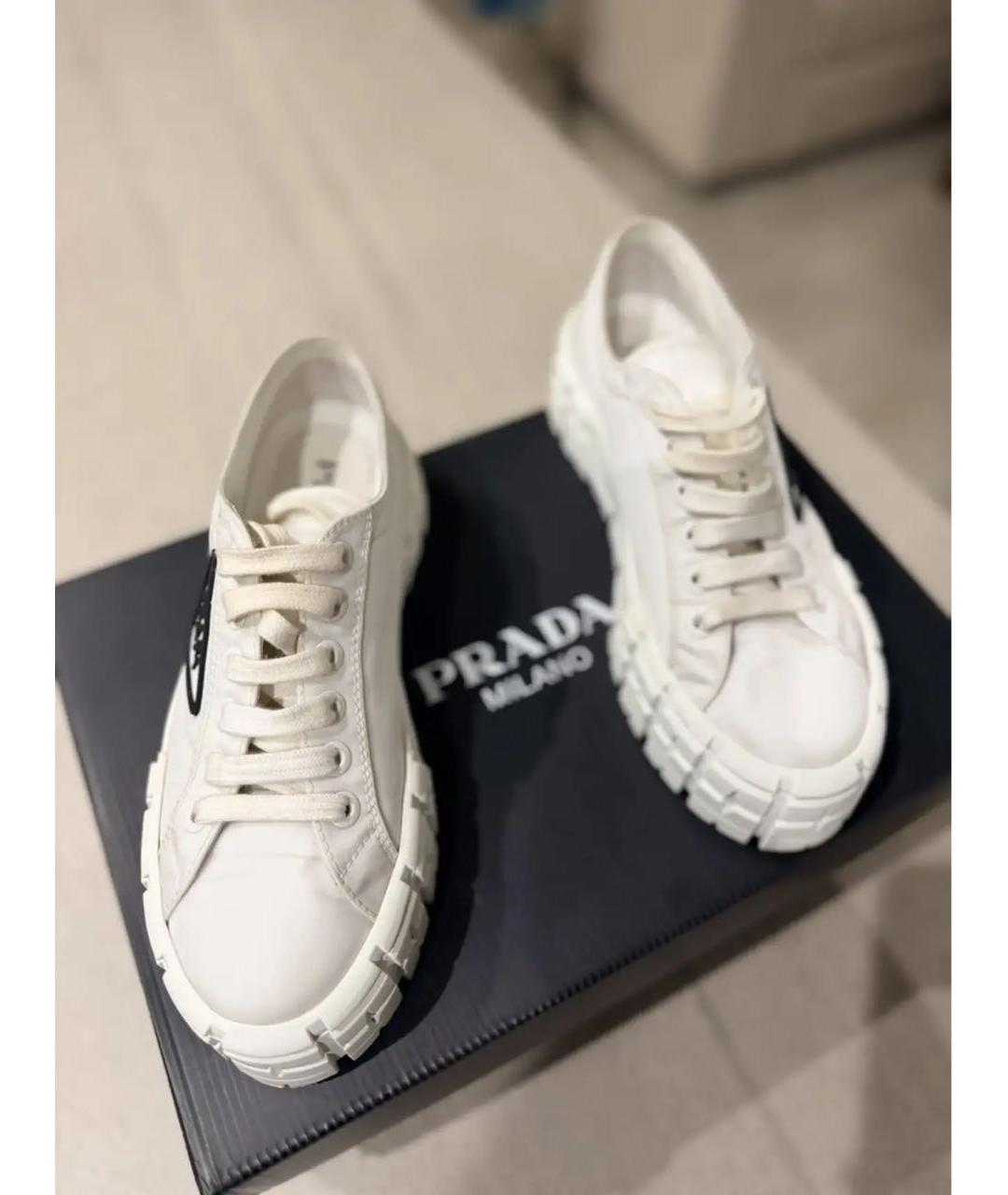 PRADA Белые текстильные кеды, фото 2