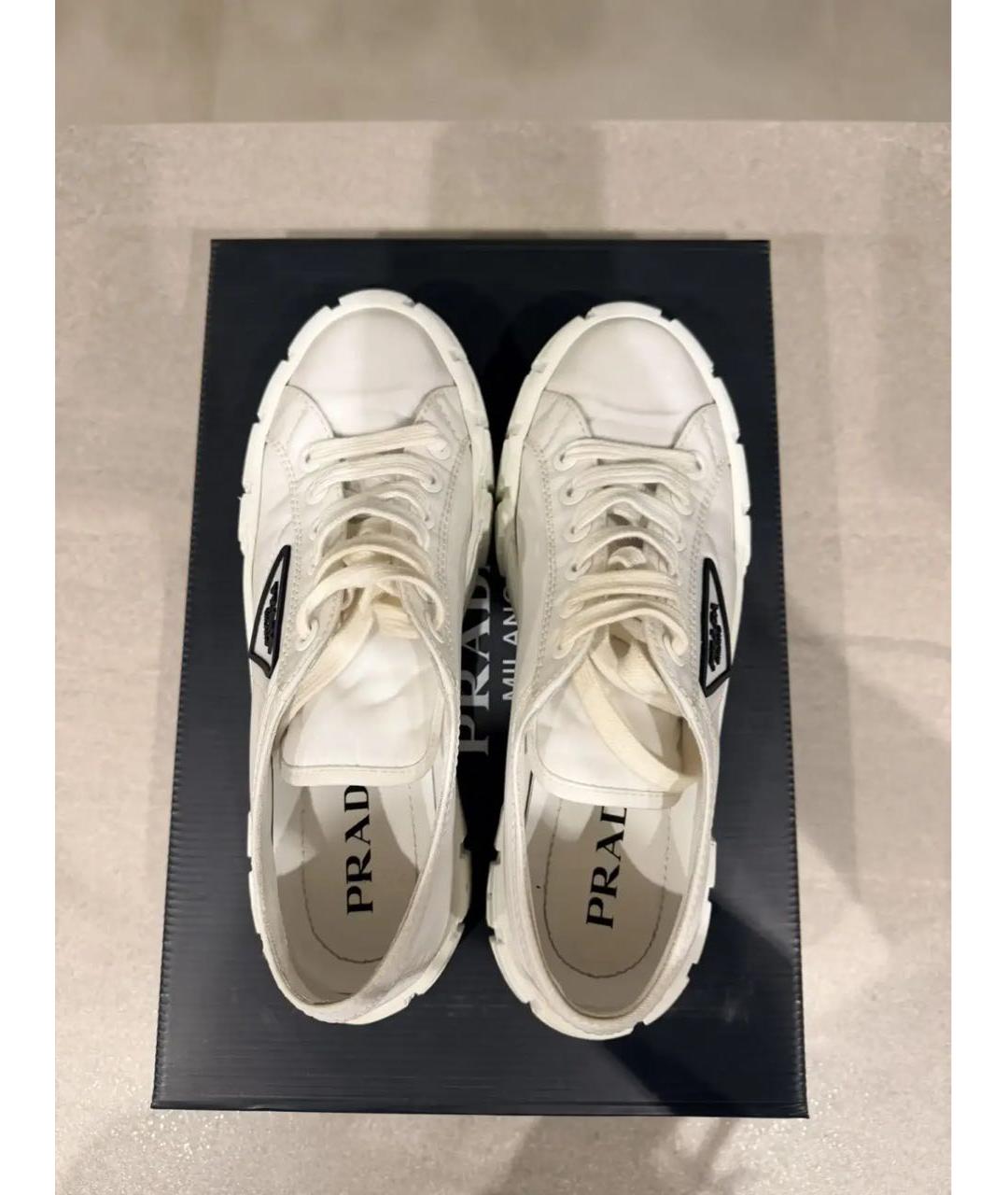 PRADA Белые текстильные кеды, фото 3