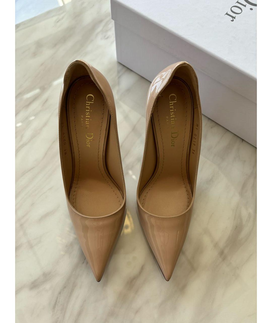 CHRISTIAN DIOR Бежевые туфли из лакированной кожи, фото 2
