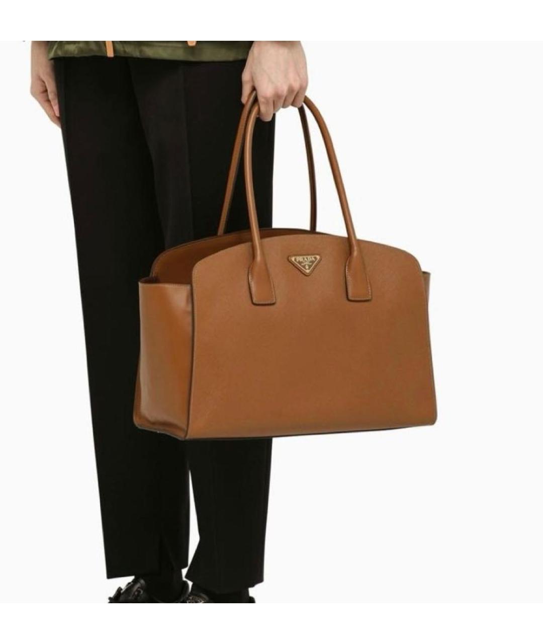 PRADA Коричневая кожаная сумка с короткими ручками, фото 6