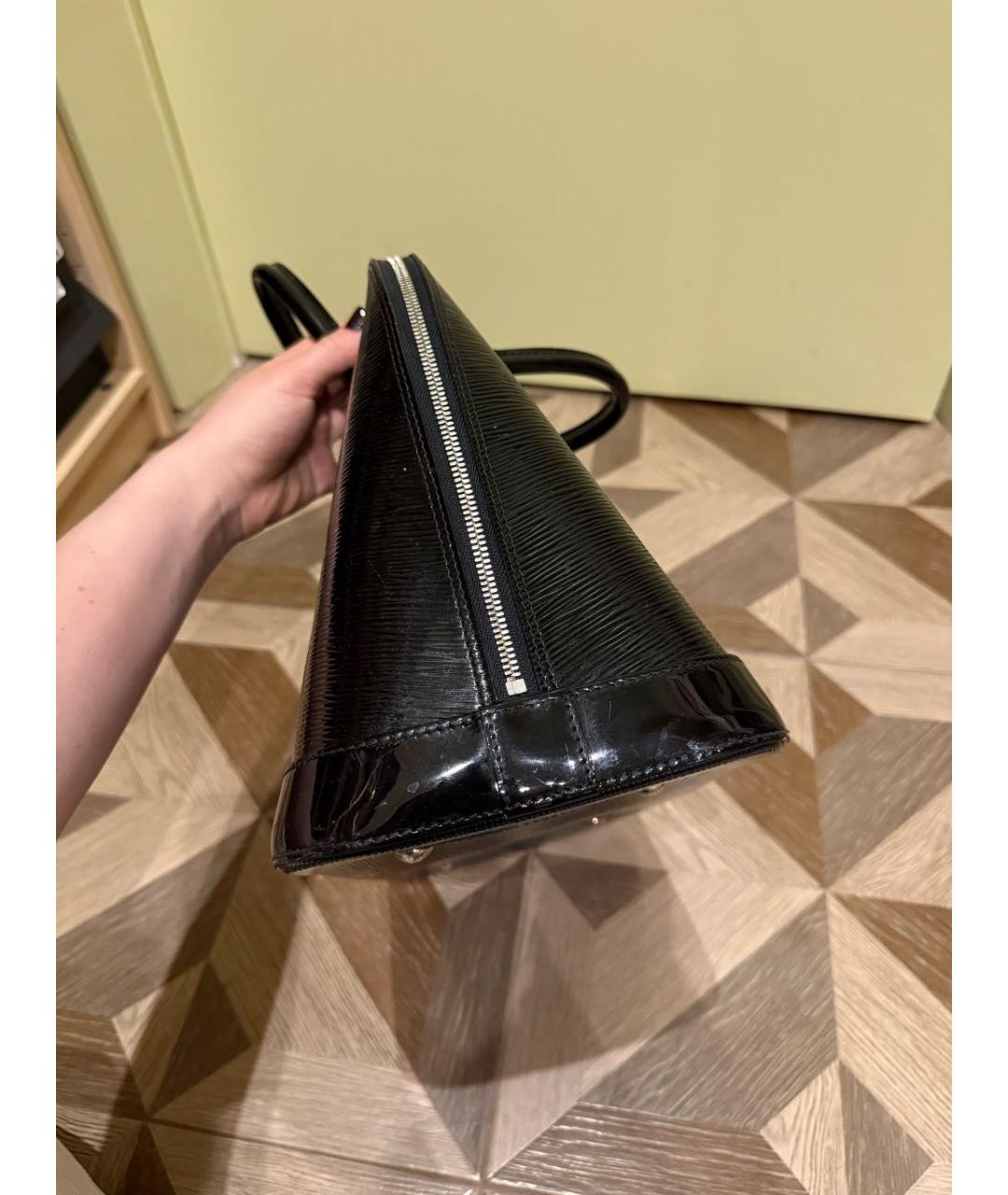 LOUIS VUITTON Черная сумка с короткими ручками из лакированной кожи, фото 6