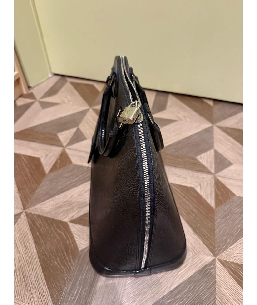 LOUIS VUITTON Черная сумка с короткими ручками из лакированной кожи, фото 3