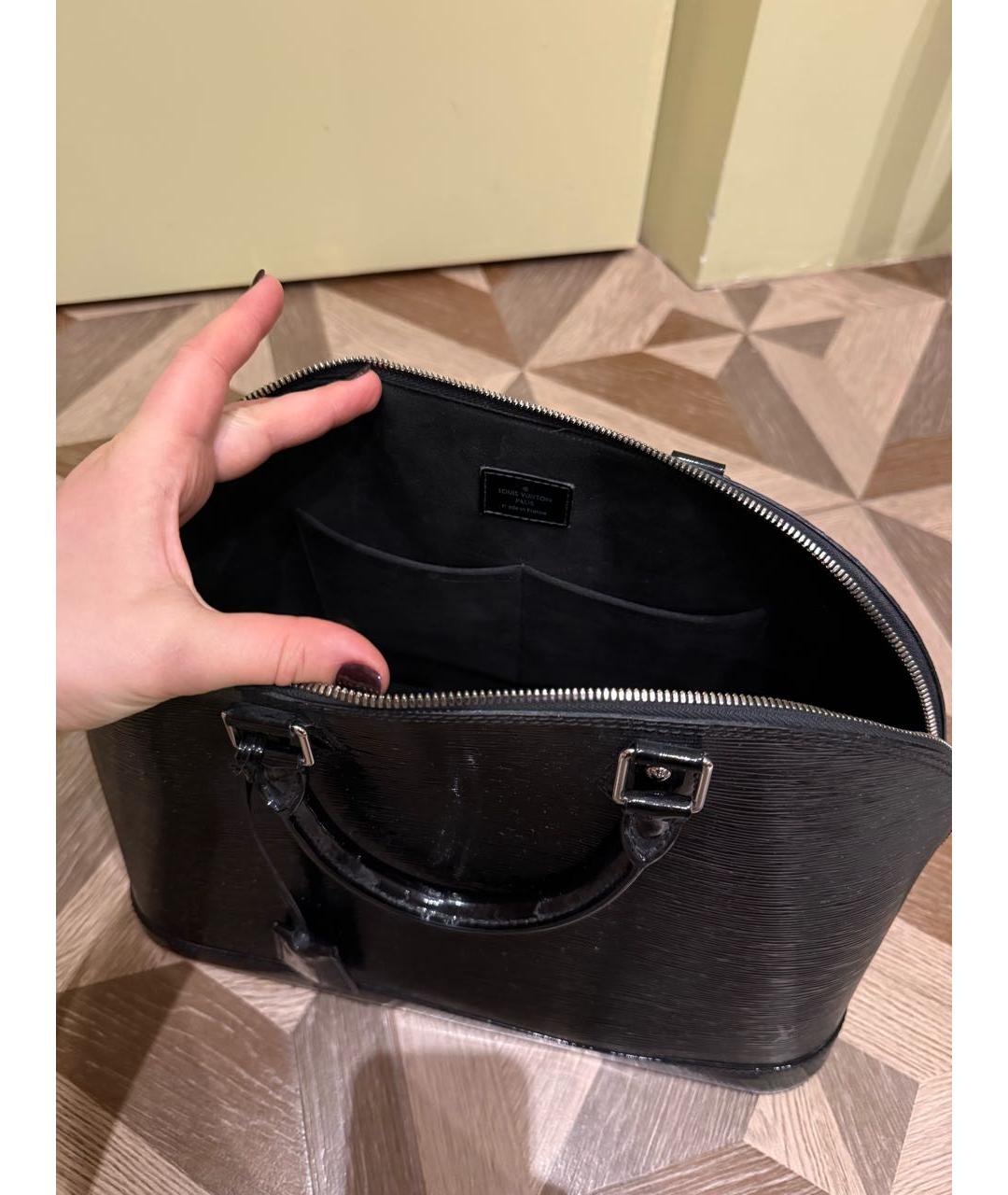 LOUIS VUITTON Черная сумка с короткими ручками из лакированной кожи, фото 4