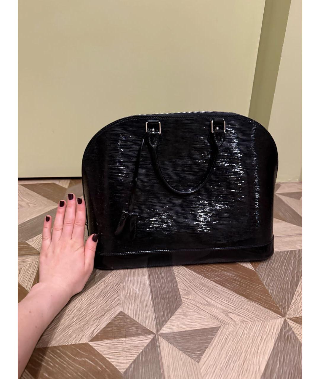 LOUIS VUITTON Черная сумка с короткими ручками из лакированной кожи, фото 5