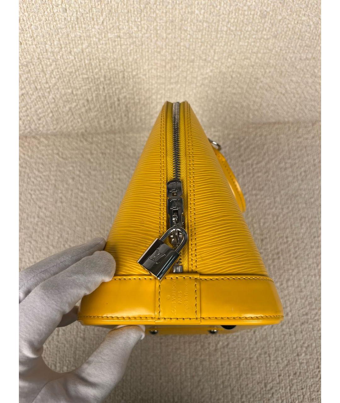 LOUIS VUITTON Горчичная кожаная сумка с короткими ручками, фото 6