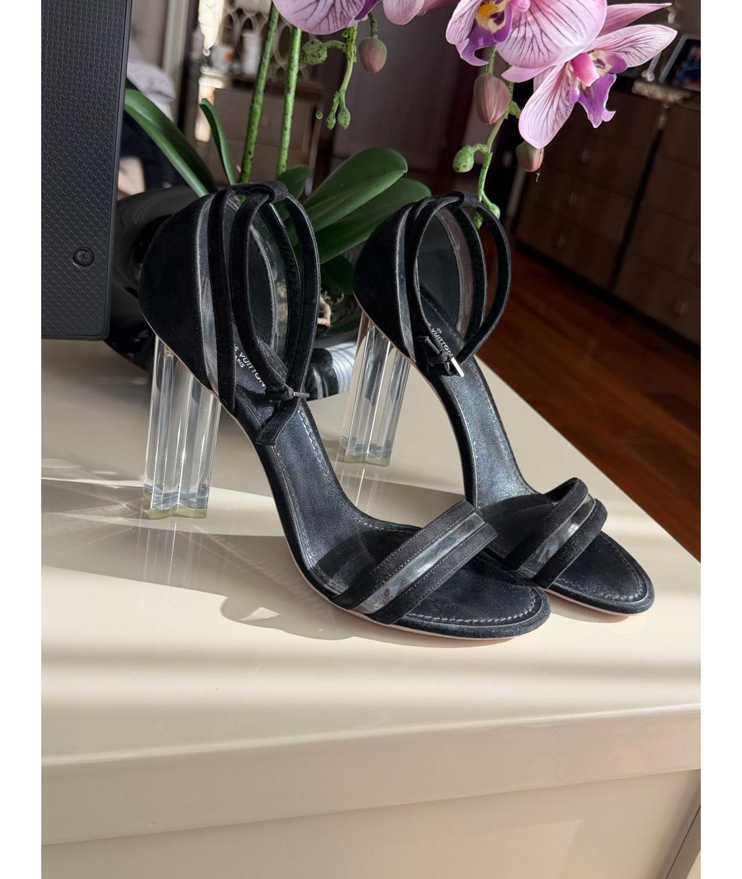 LOUIS VUITTON Черные замшевые босоножки, фото 2