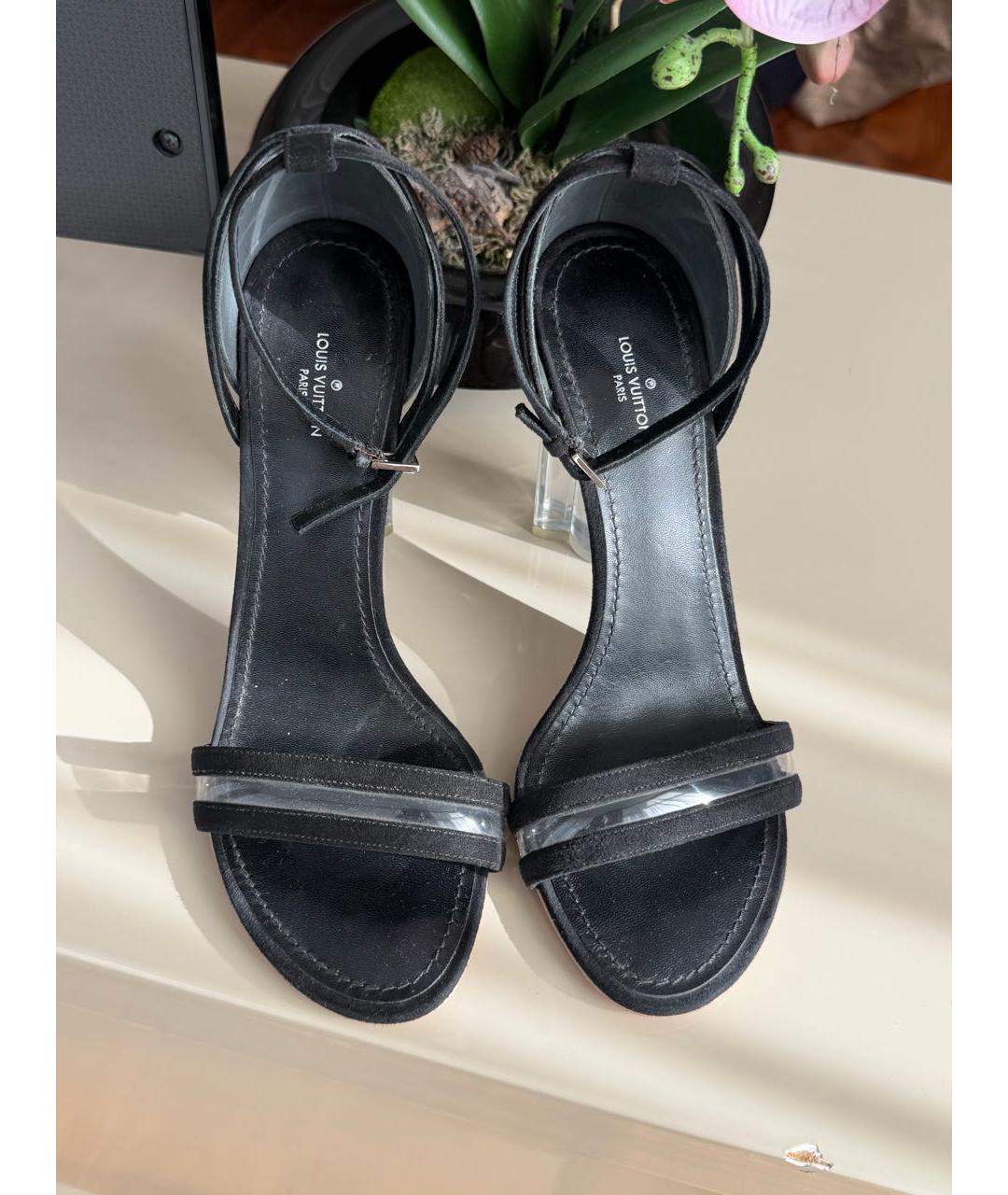 LOUIS VUITTON Черные замшевые босоножки, фото 3