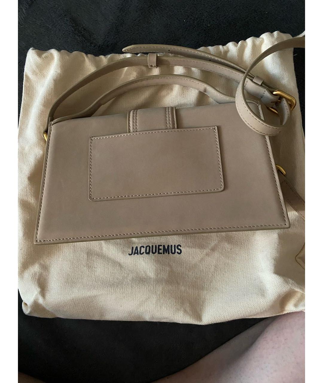 JACQUEMUS Бежевая замшевая сумка с короткими ручками, фото 2