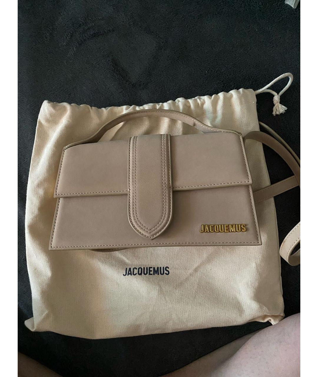 JACQUEMUS Бежевая замшевая сумка с короткими ручками, фото 5